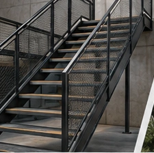 Escalera de acero con barandas metálicas